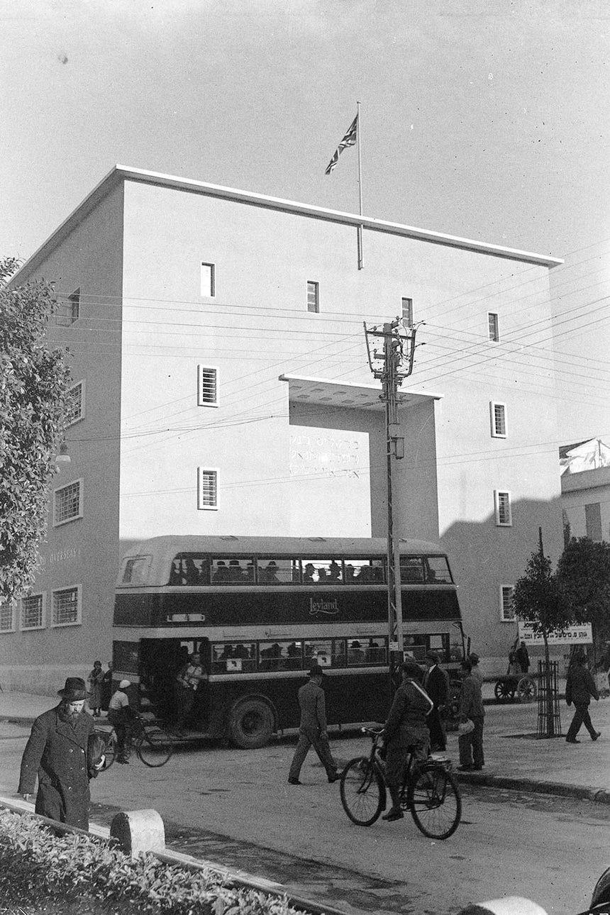 אוטובוס חולף ע״פ בנק ברקליס בתל-אביב