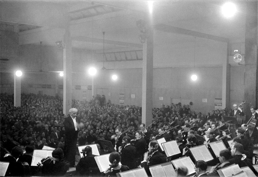 Arturo Toscanini conducts the Philharmonic Orchestra