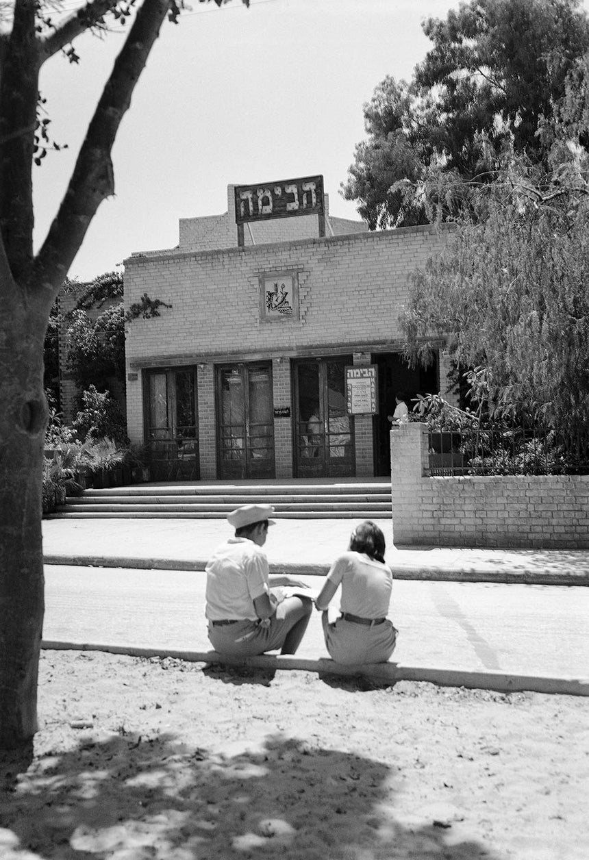 זוג ליד תאטרון הבימה