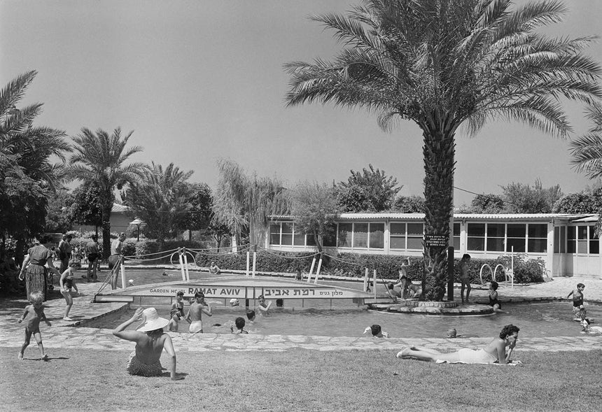 בריכת שחייה במלון גנים רמת אביב