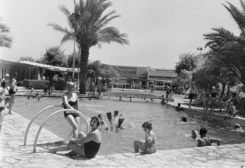 בריכת שחייה במלון גנים רמת אביב 2